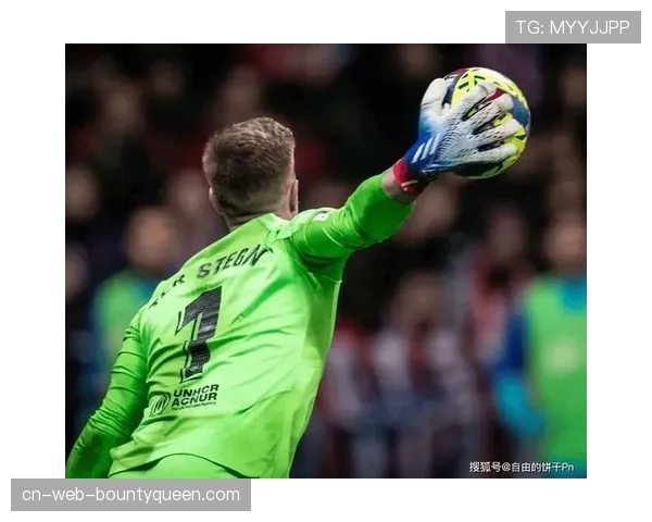 特写:在与尤文的比赛后,都灵门将米林科维奇-萨维奇独自加练手抛球发动进攻 特写:在与尤文的比赛后,都灵门将米林科维奇-萨维奇独自加练手抛球发动进攻